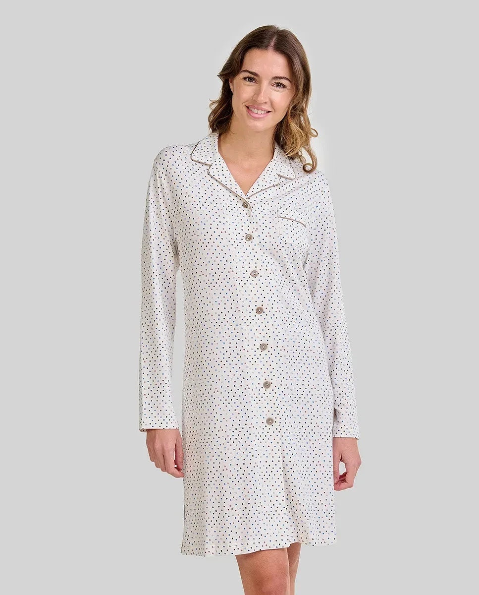 Mujer con camisón de invierno largo abierto estampado de pequeños círculos