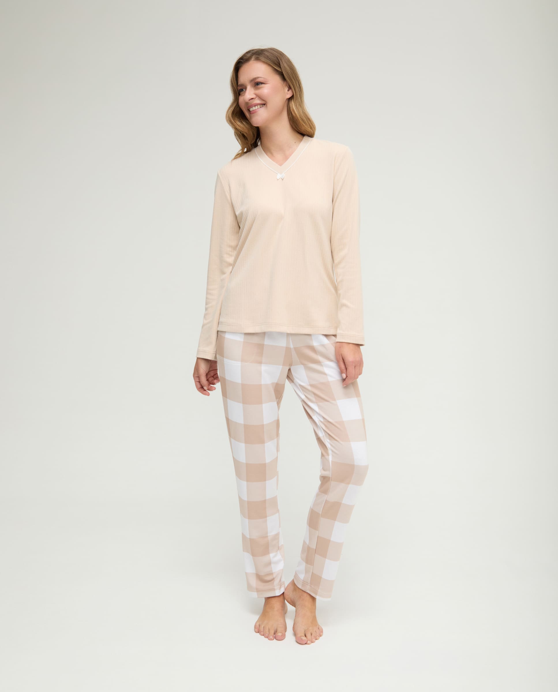 Pijama de invierno manga larga canalé camel cuello pico