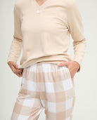 Pijama de invierno manga larga canalé camel cuello pico