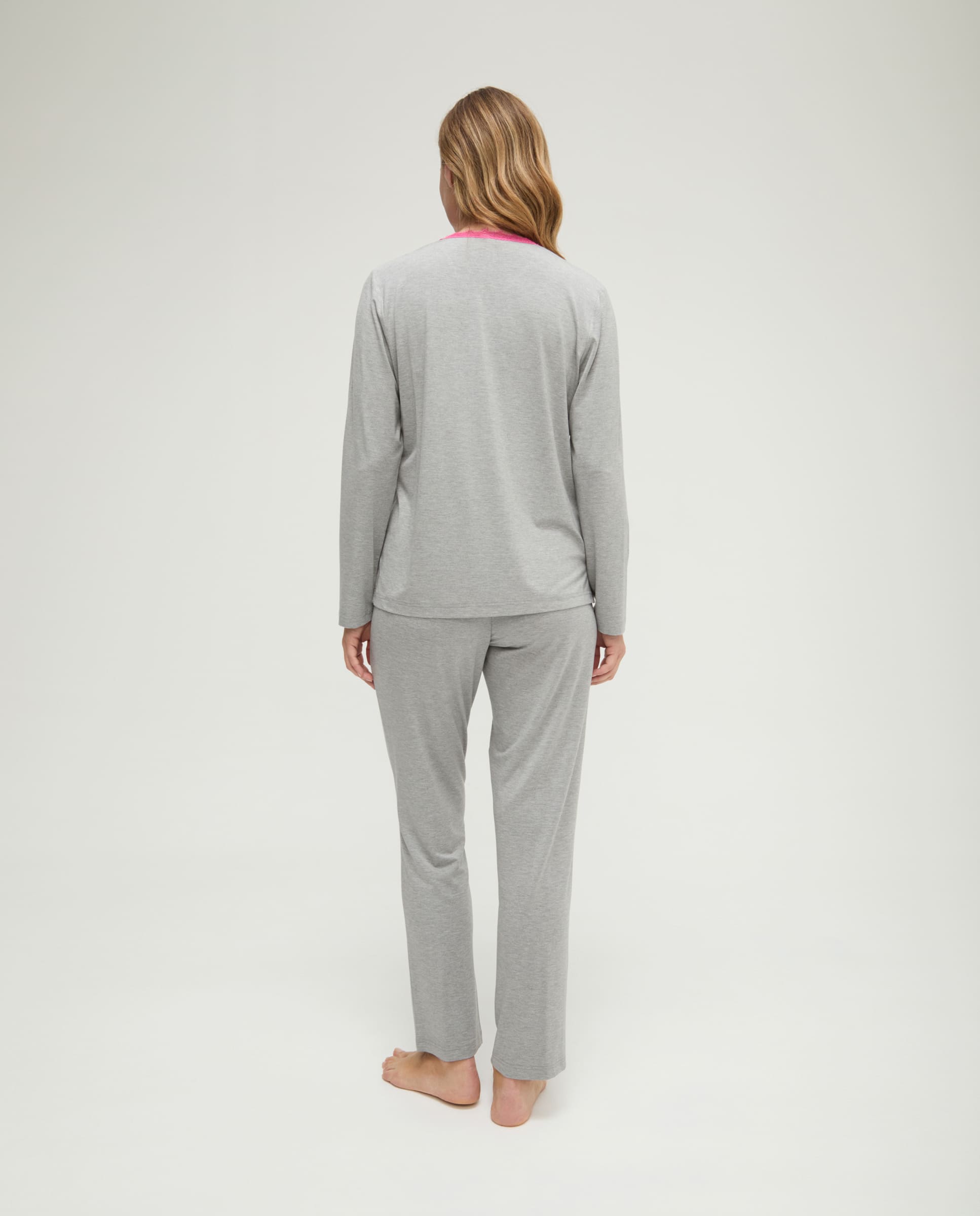 Pijama de invierno manga larga vigoré gris cuello pico con puntilla