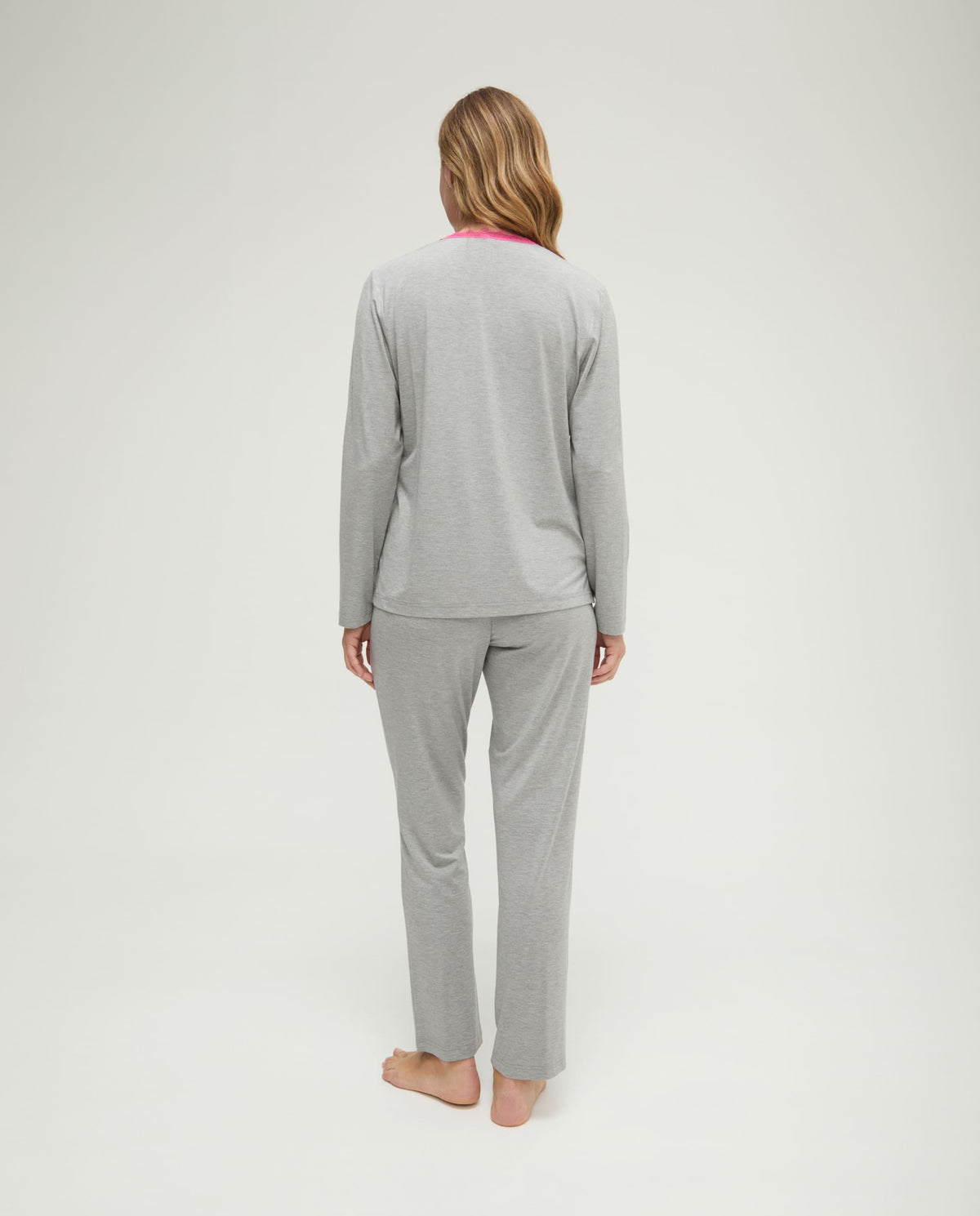 Pijama de invierno manga larga vigoré gris cuello pico con puntilla