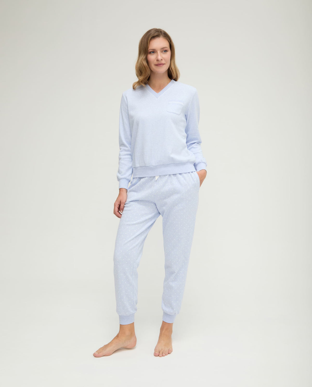 Pijama de invierno manga larga vigoré azul cuello pico de corazones