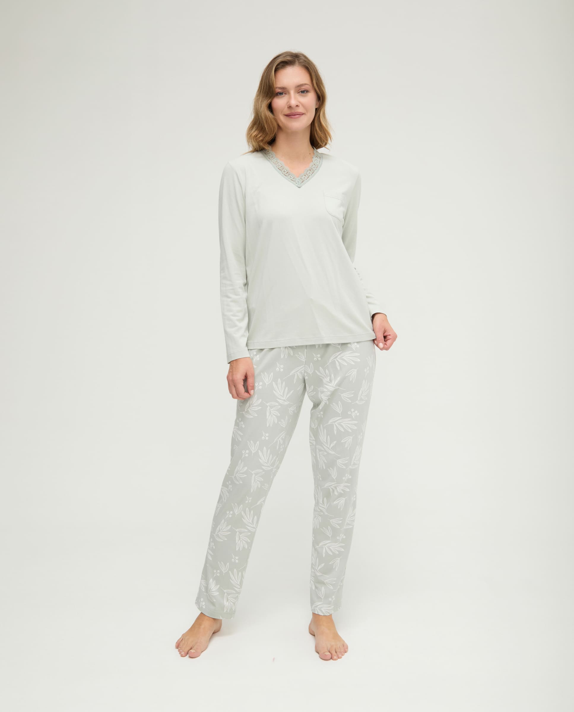 Pijama de invierno manga larga verde de hojas con puntilla