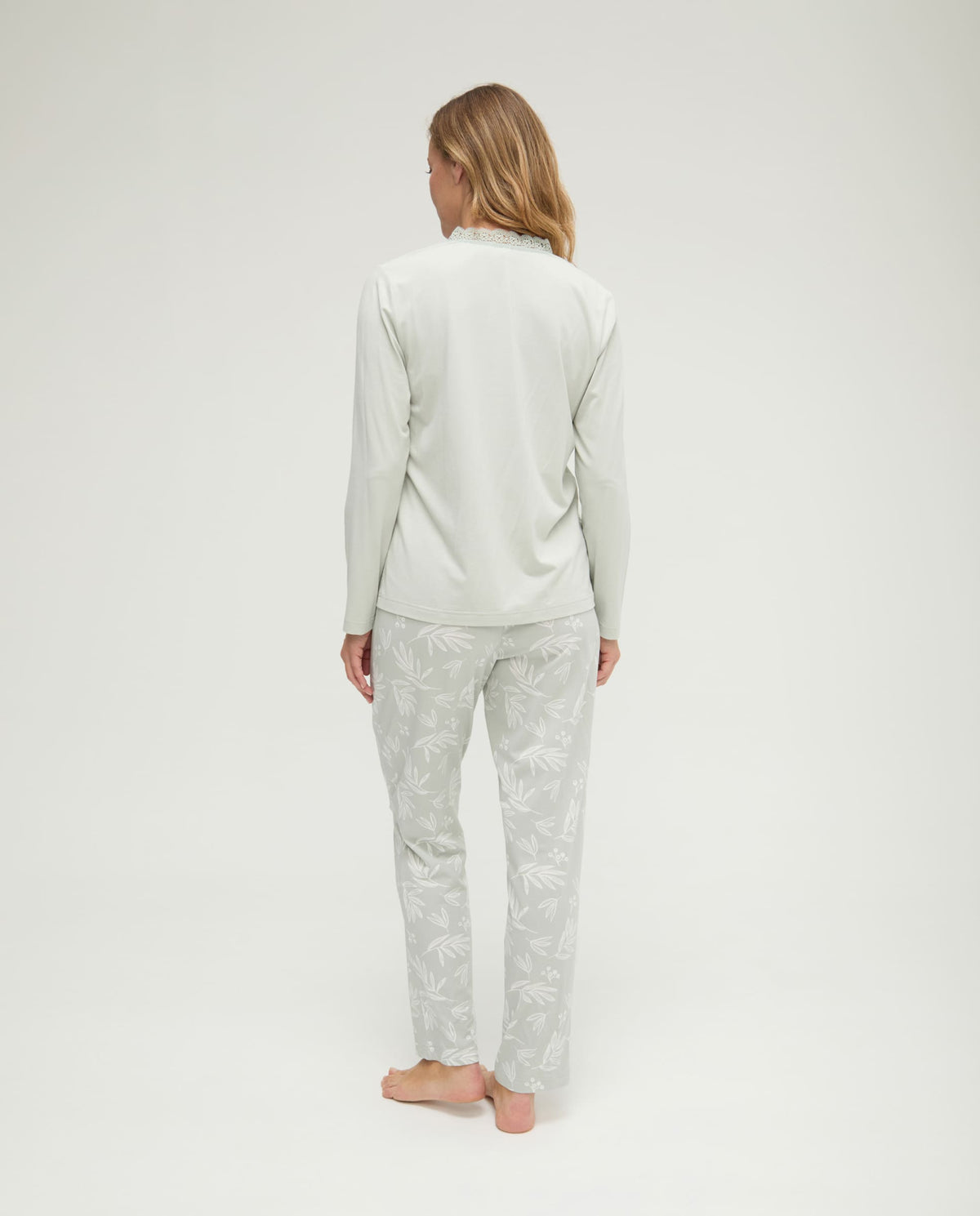 Pijama de invierno manga larga verde de hojas con puntilla