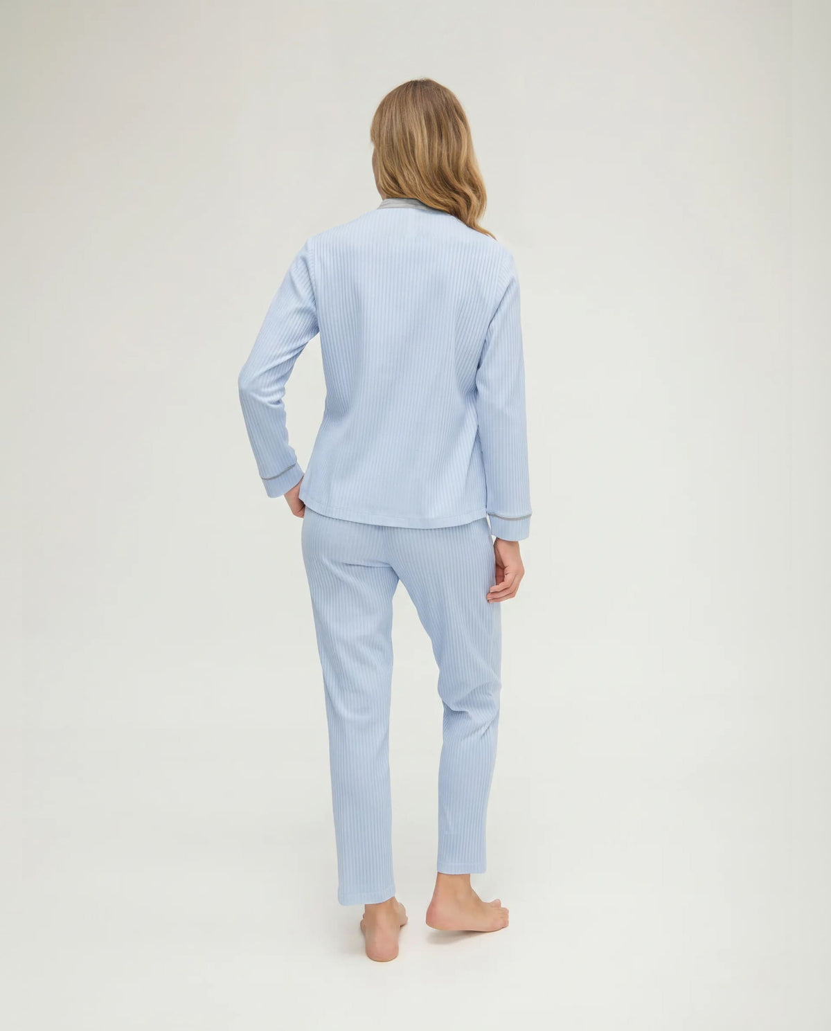 Pijama de invierno manga larga lencero de raso marfil