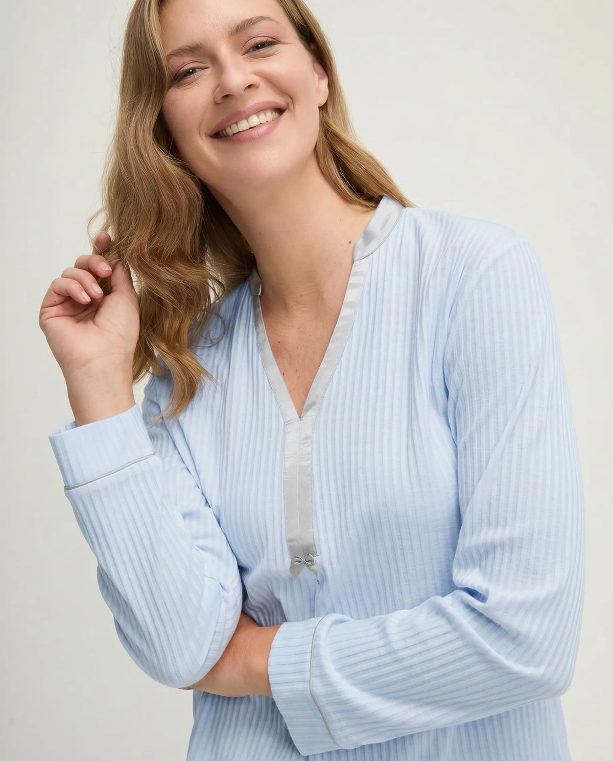 Pijama de invierno manga larga lencero de raso marfil