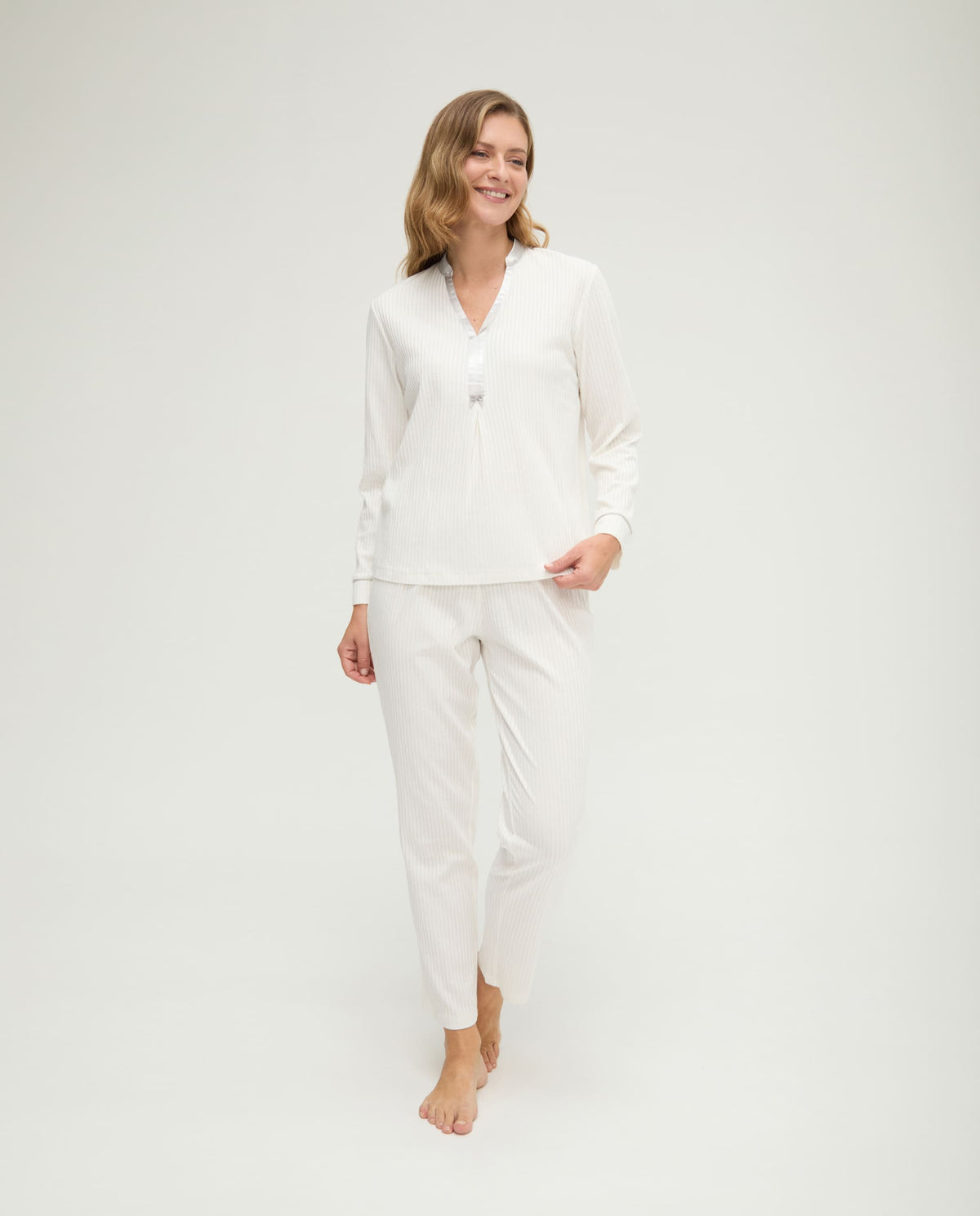 Pijama de invierno manga larga lencero de raso marfil