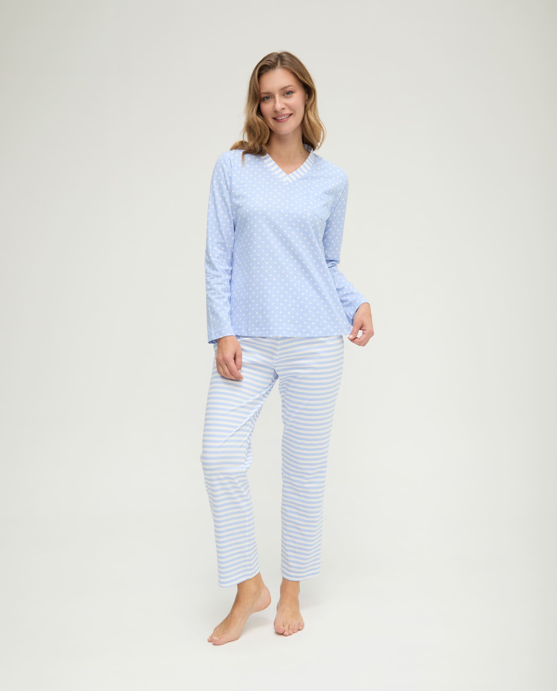 Pijama de invierno manga larga celeste cuello pico de topos y rayas