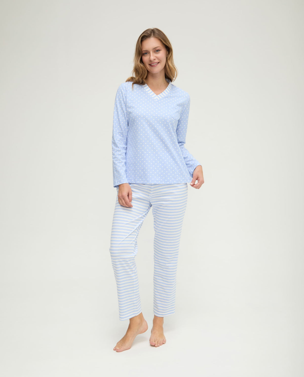 Pijama de invierno manga larga celeste cuello pico de topos y rayas