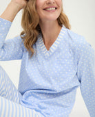 Pijama de invierno manga larga celeste cuello pico de topos y rayas