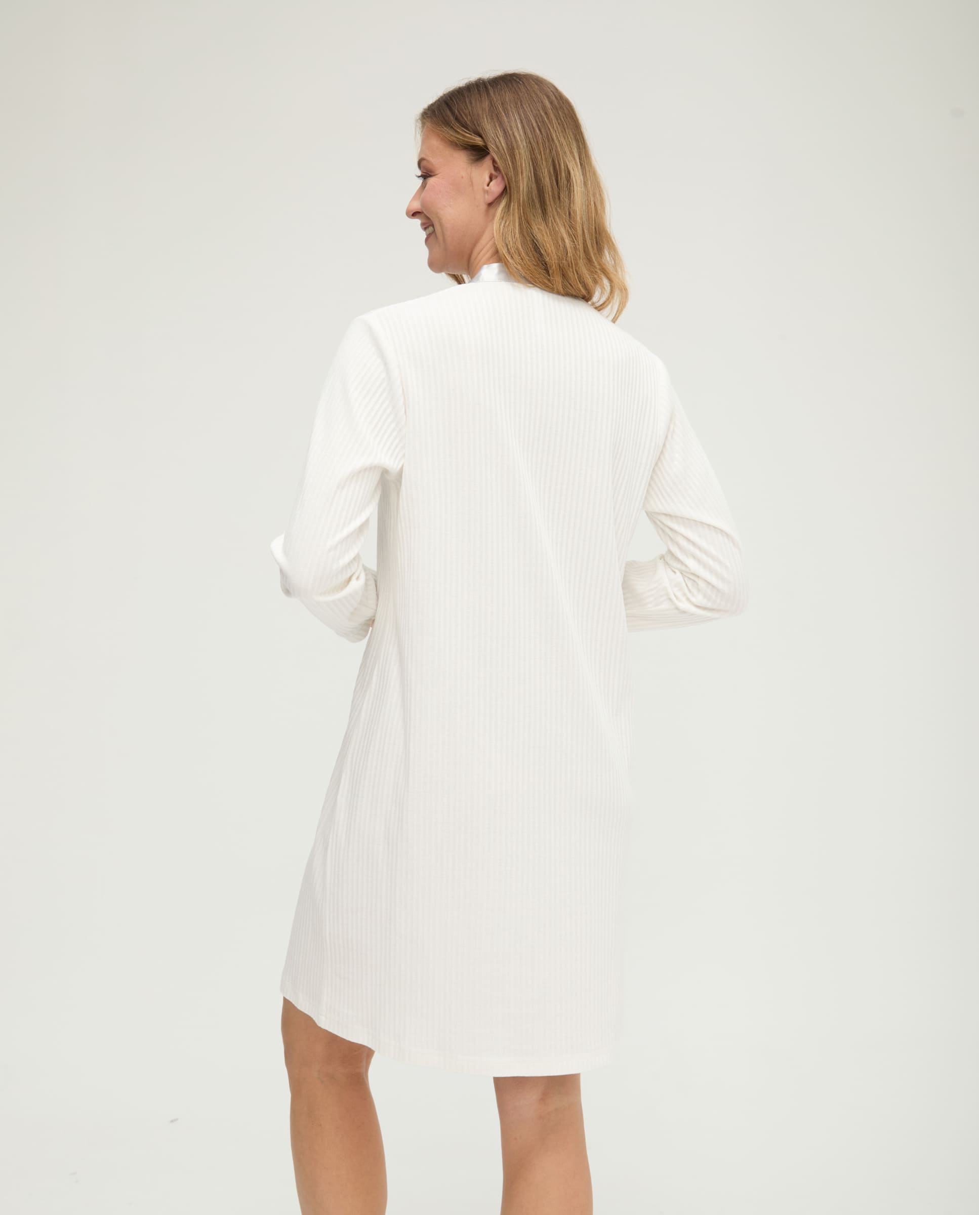 Camisón de invierno manga larga lencero de raso marfil