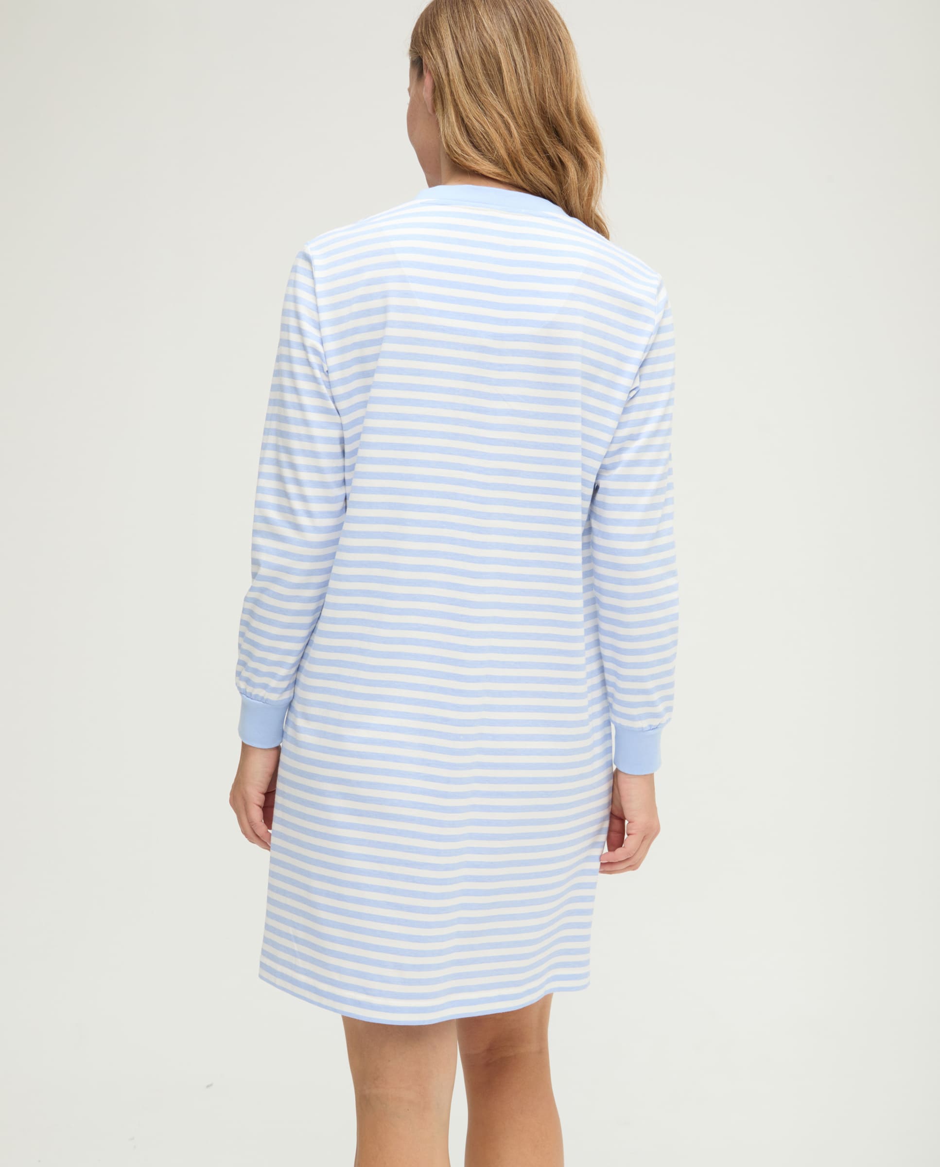 Camisón de invierno manga larga celeste cuello pico de rayas