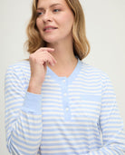 Camisón de invierno manga larga celeste cuello pico de rayas
