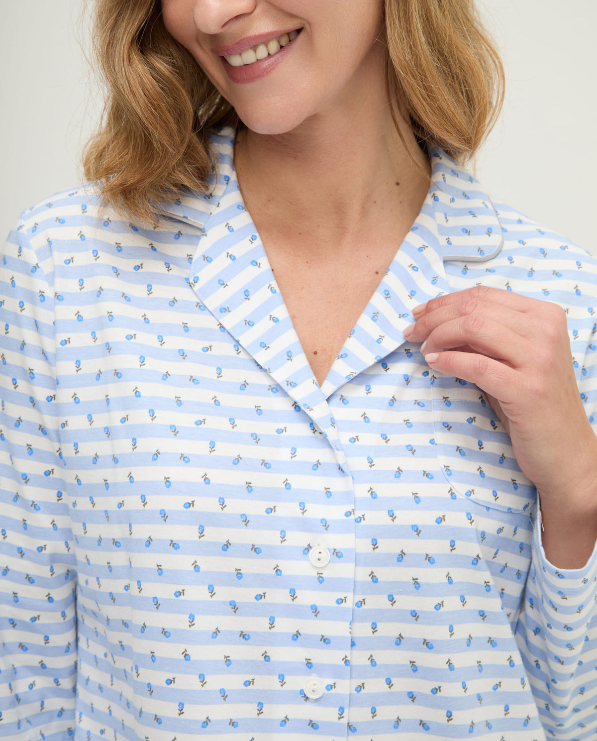 Camisón de invierno manga larga abierto celeste de rayas y flores