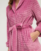 Bata larga de invierno de jacquard rosa con cinturón y bolsillos
