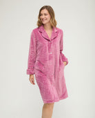 Bata de invierno abierta con botones jacquard rosa