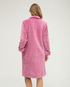 Bata de invierno abierta con botones jacquard rosa
