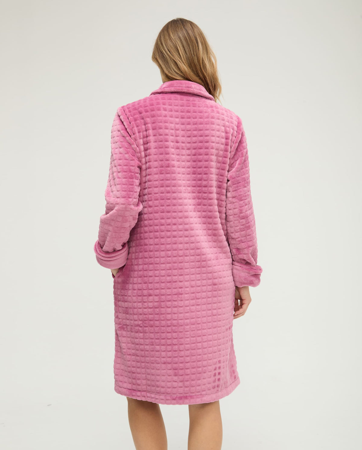 Bata de invierno abierta con botones jacquard rosa