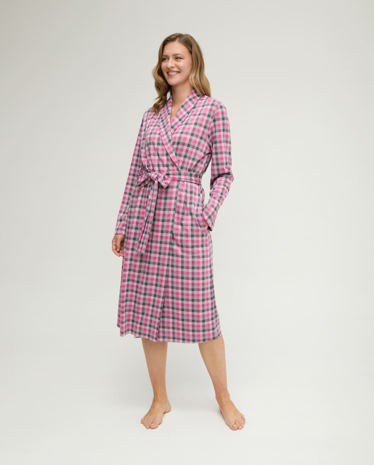 Bata cruzada de invierno midi de cuadros fucsia con cinturón