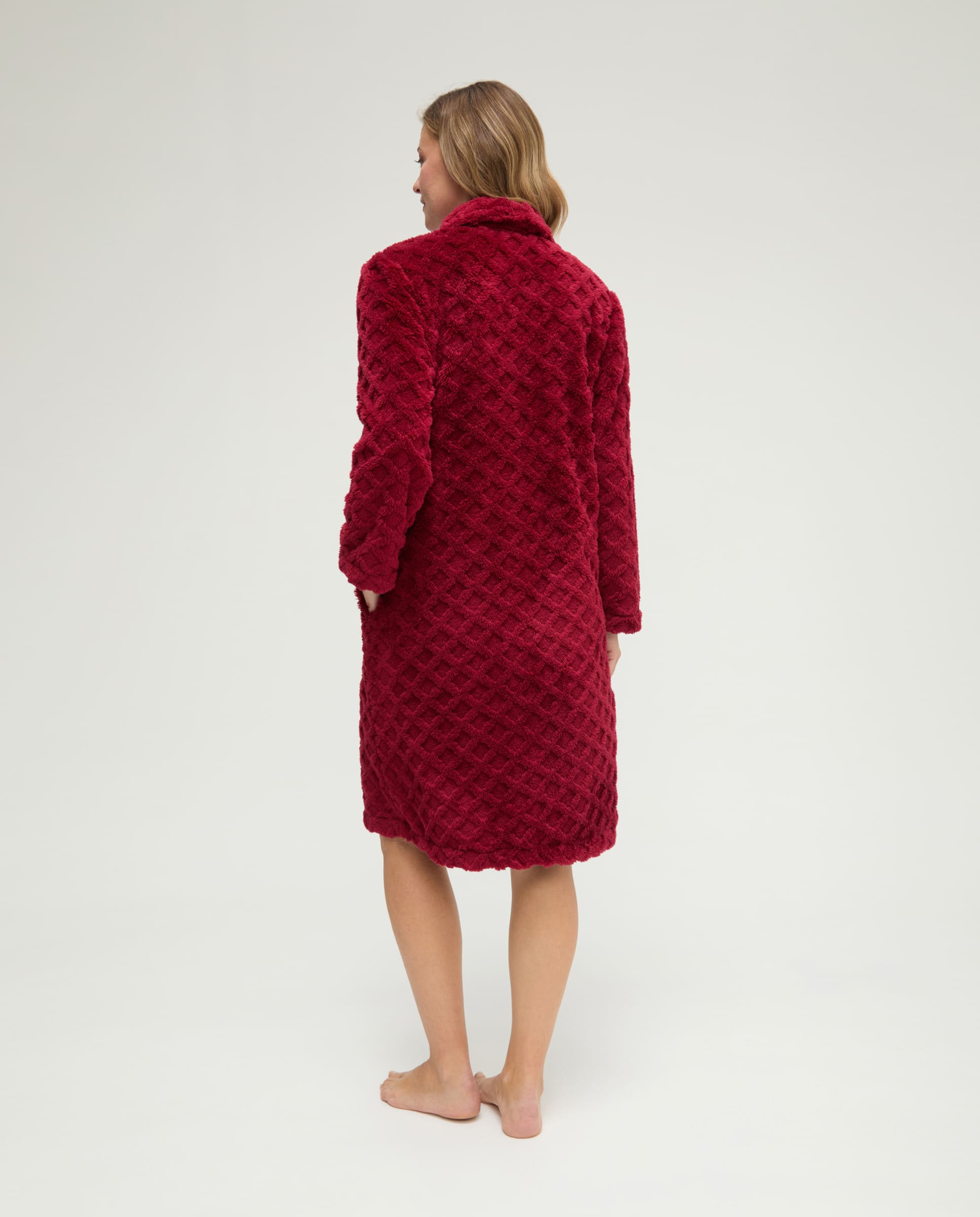 Bata corta de invierno jacquard burdeos con botones