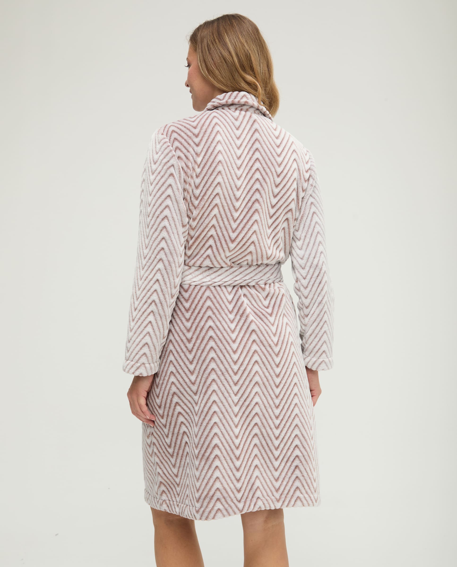 Bata corta de invierno jacquard espiga marrón con cinturón