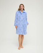 Bata corta de invierno jacquard azul de corazones con bolsillos