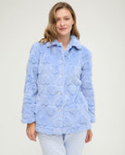 Bata corta de invierno jacquard azul de corazones con bolsillos