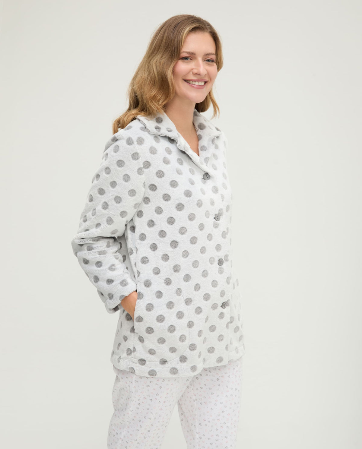 Bata corta de invierno jacquard gris de topos con bolsillos