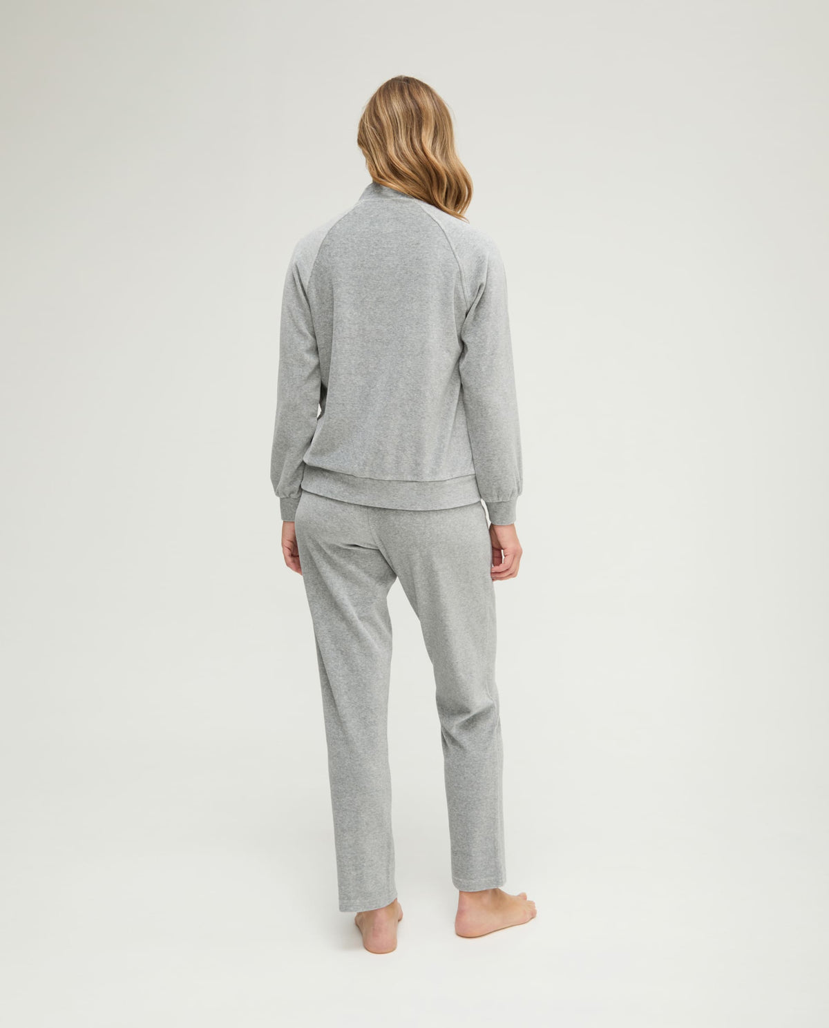 Pijama de invierno manga larga terciopelo gris con cremallera