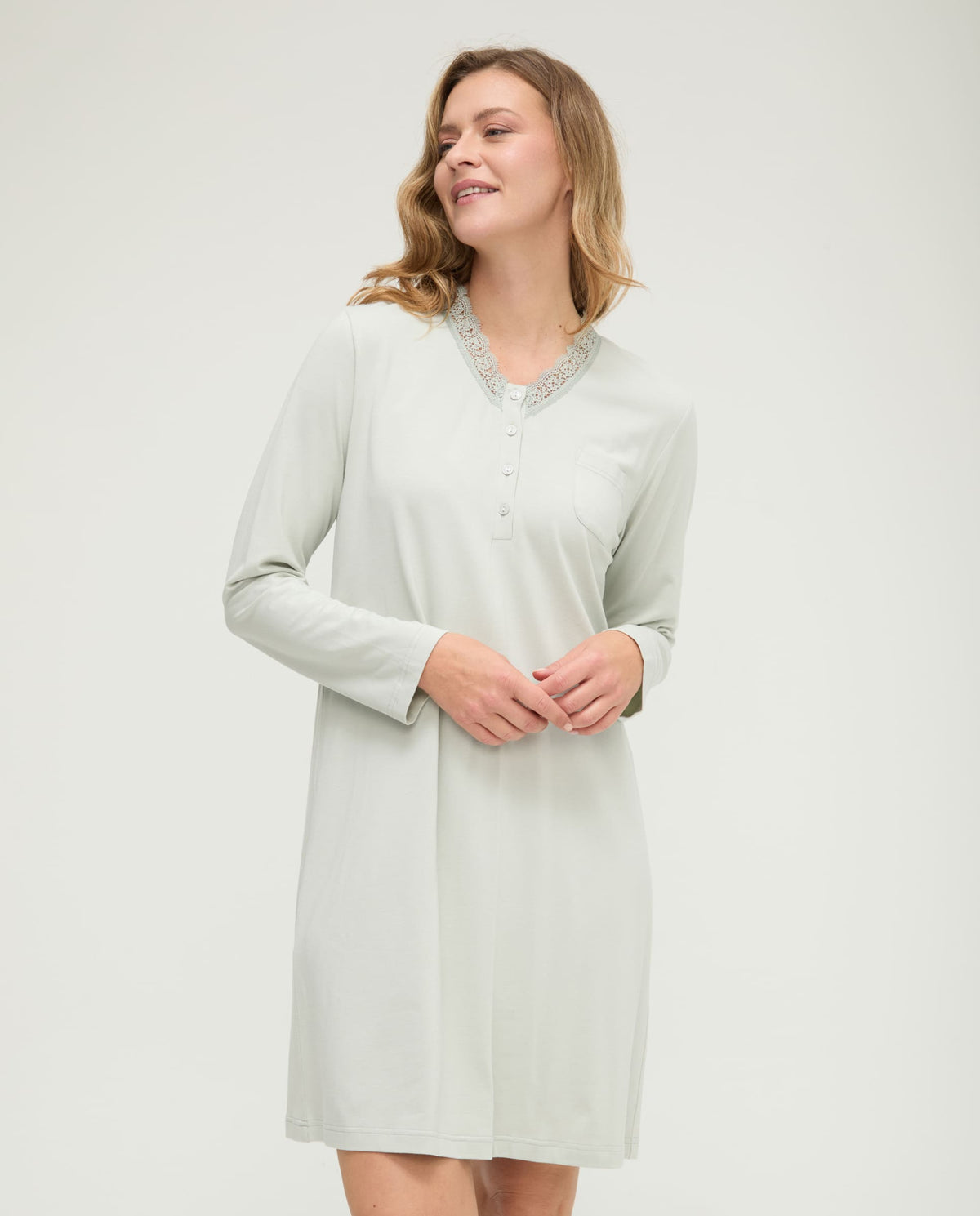 Camisón de invierno manga larga verde cuello pico con puntilla
