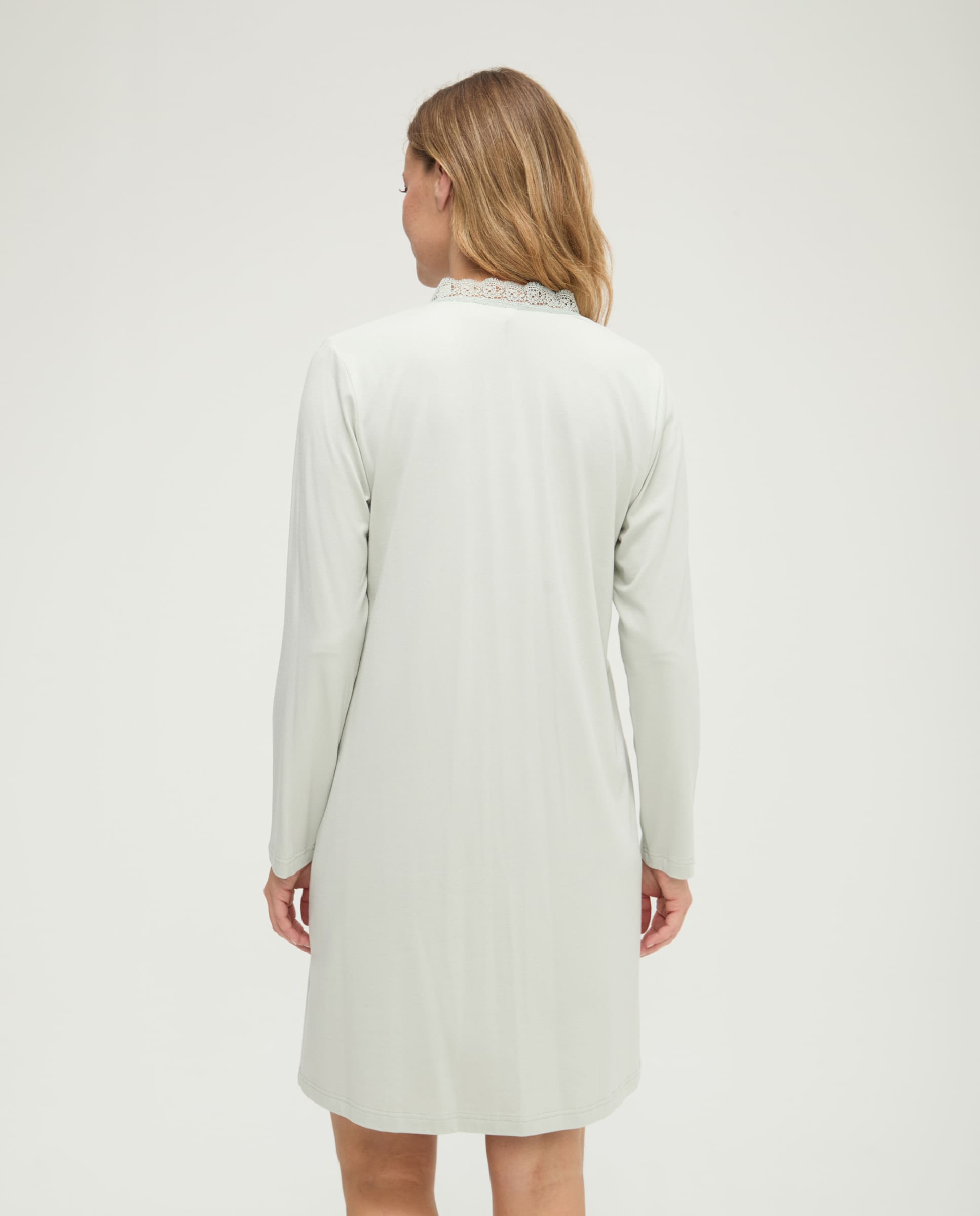 Camisón de invierno manga larga verde cuello pico con puntilla