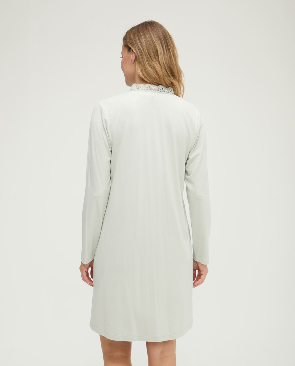 Camisón de invierno manga larga verde cuello pico con puntilla