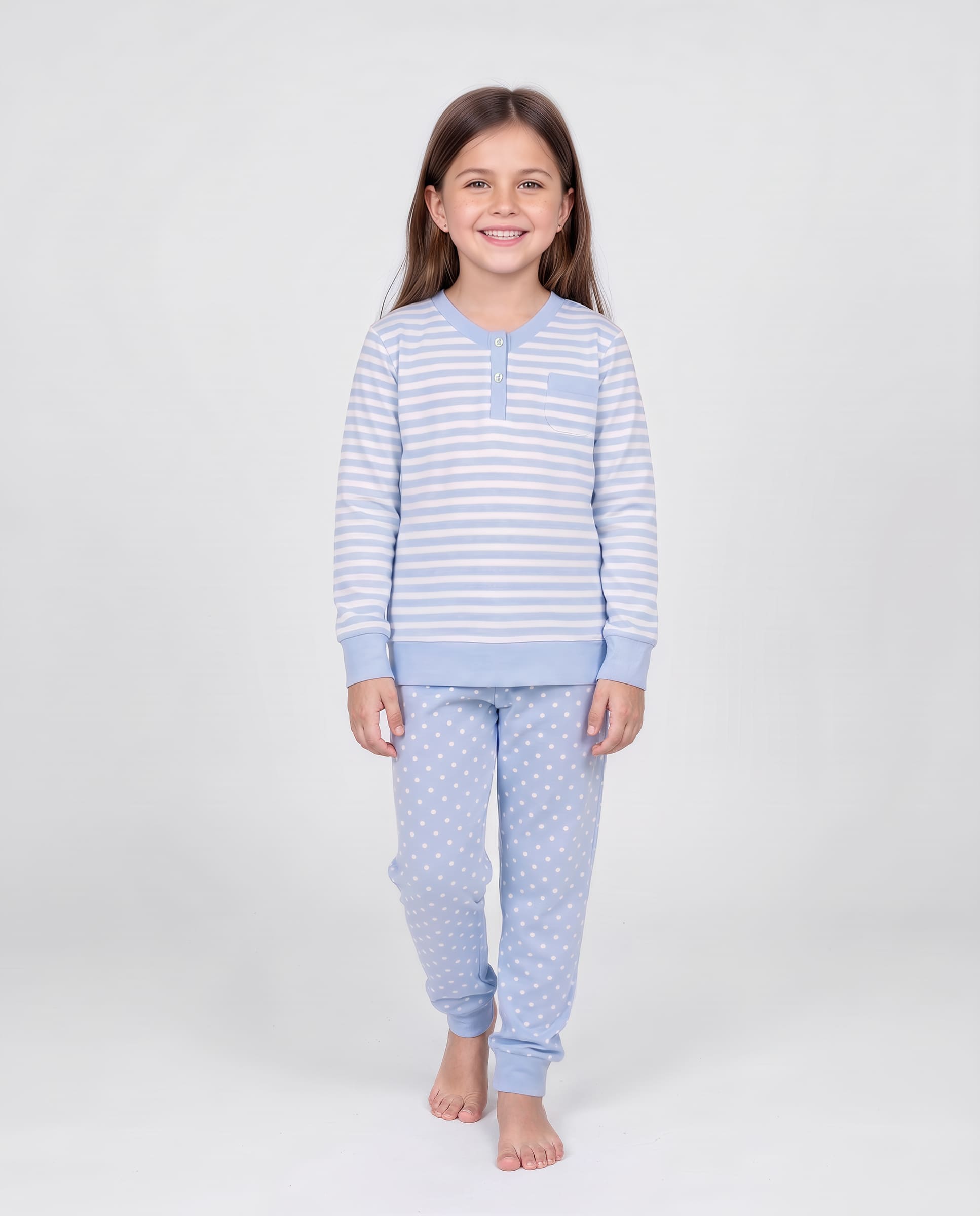 Niña viste pijama de invierno manga larga celeste de rayas y topos