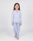 Niña viste pijama de invierno manga larga celeste de rayas y topos