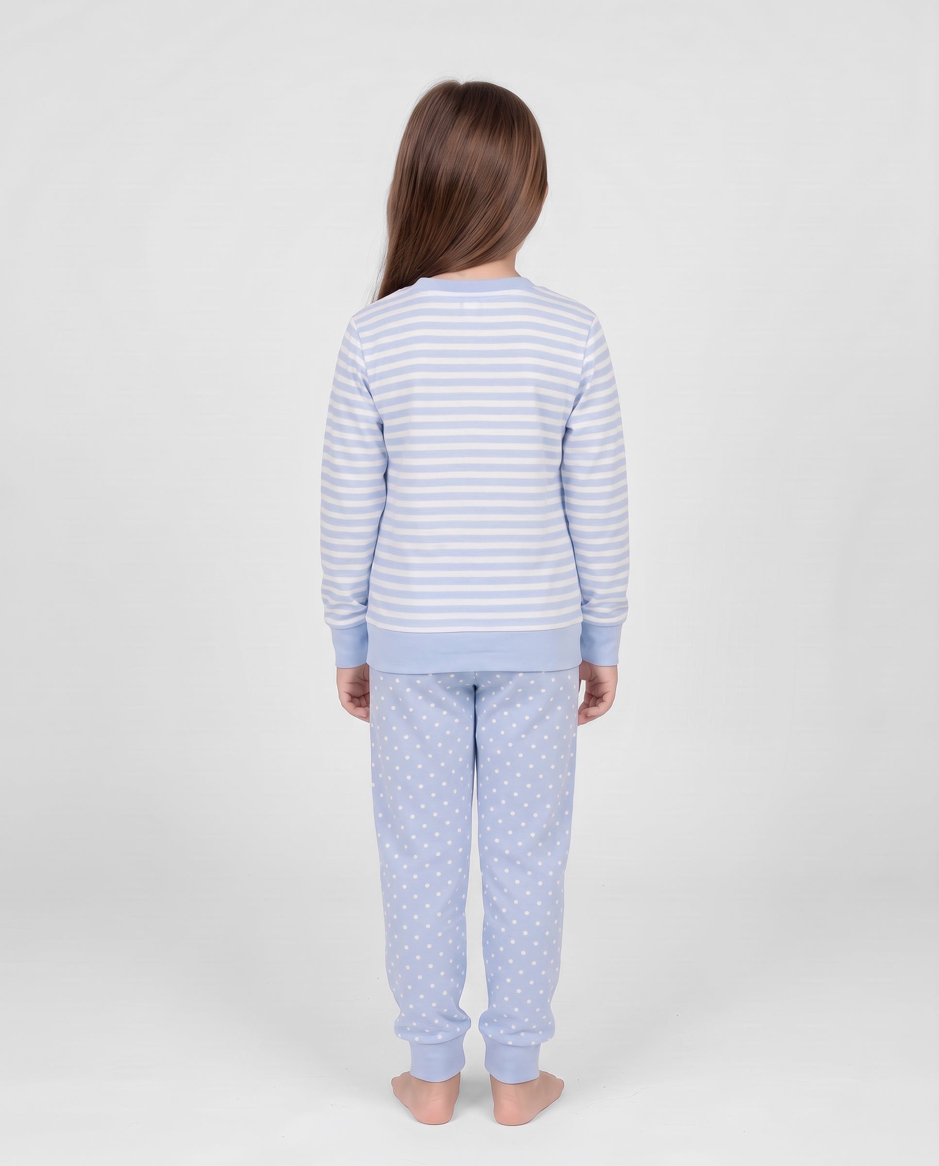 Niña de espaldas con un pijama de invierno de Lohe celeste de manga larga