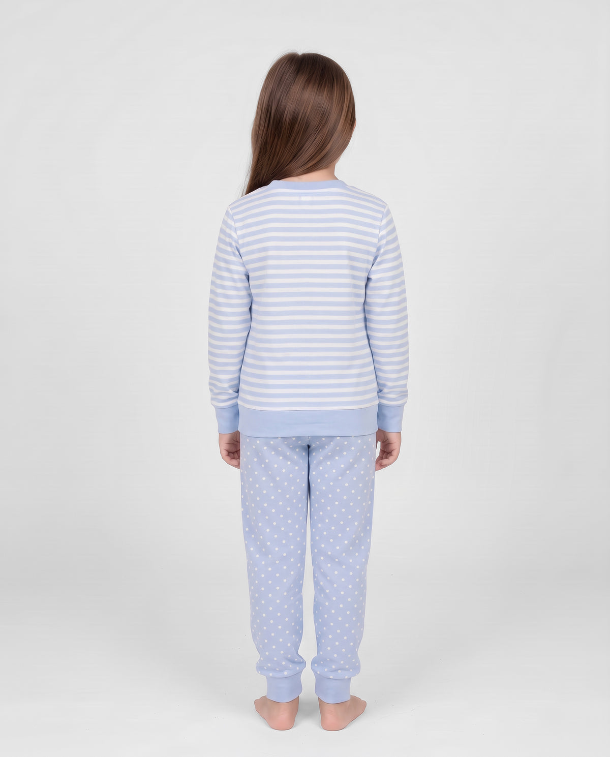 Niña de espaldas con un pijama de invierno de Lohe celeste de manga larga