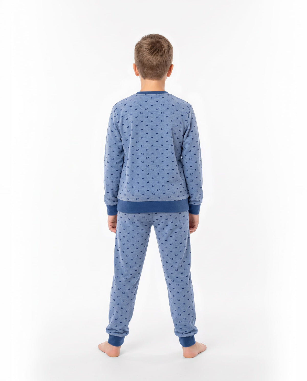 Niño de espaldas con el pijama de invierno Lohe