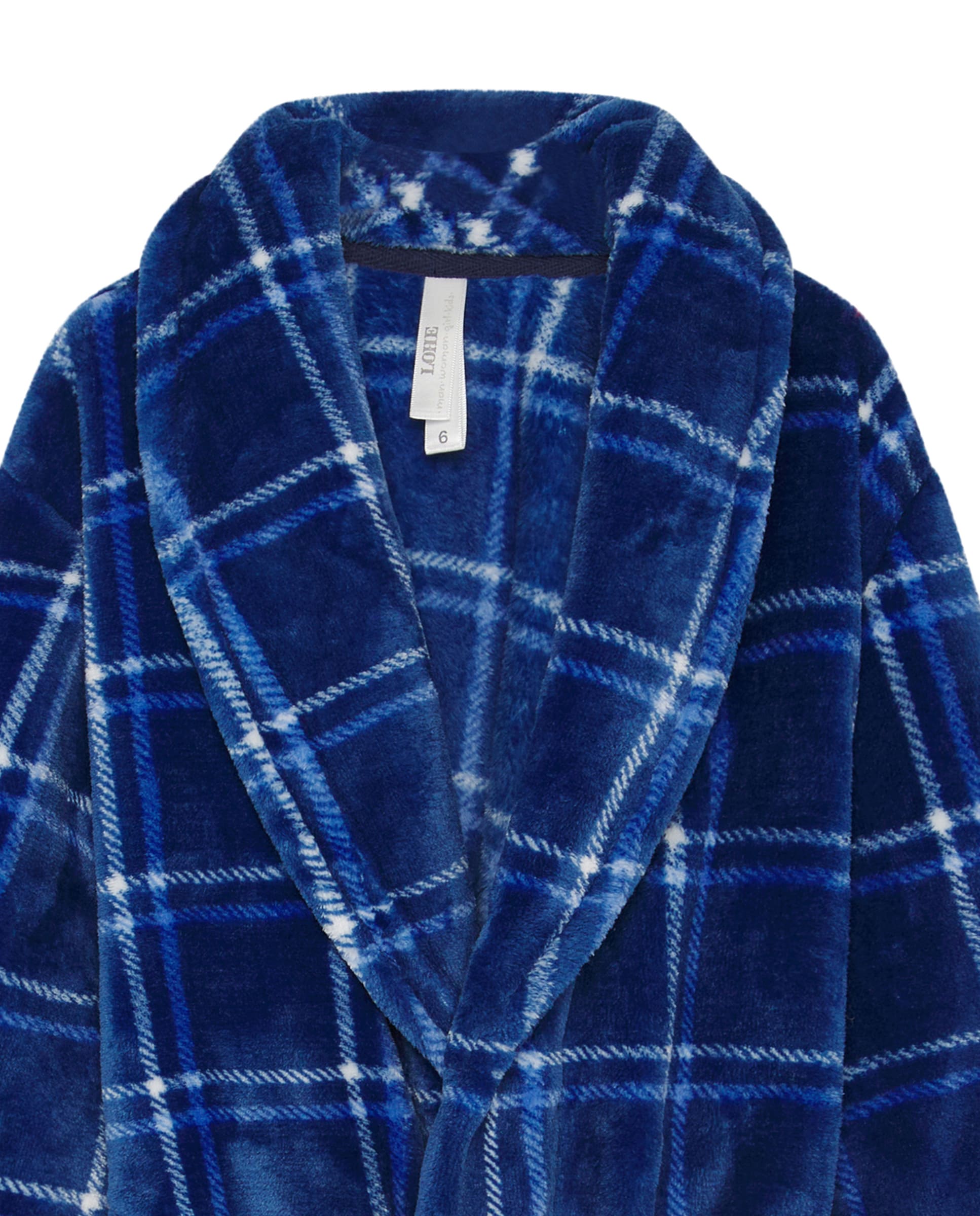 Primer plano de la bata infantil para invierno con diseño a cuadros azules, cinturón ajustable, cuello tipo esmoquin