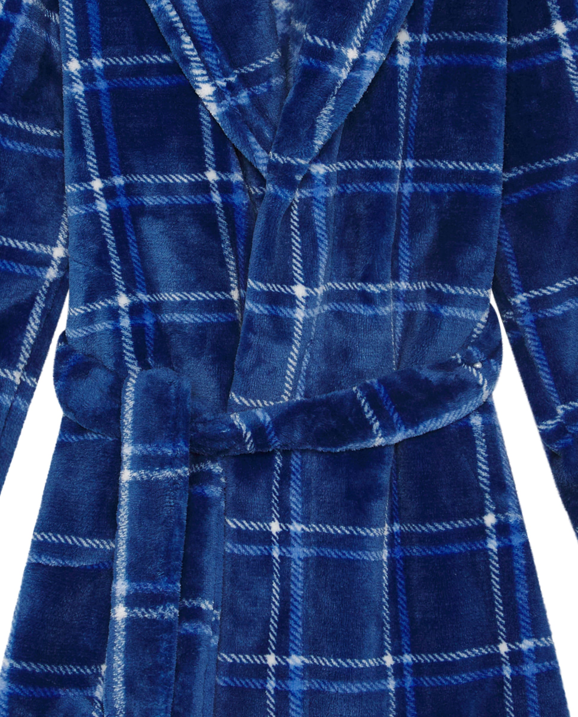 Primer plano de bata de invierno para niño Lohe con estampado de cuadros azules y cinturón