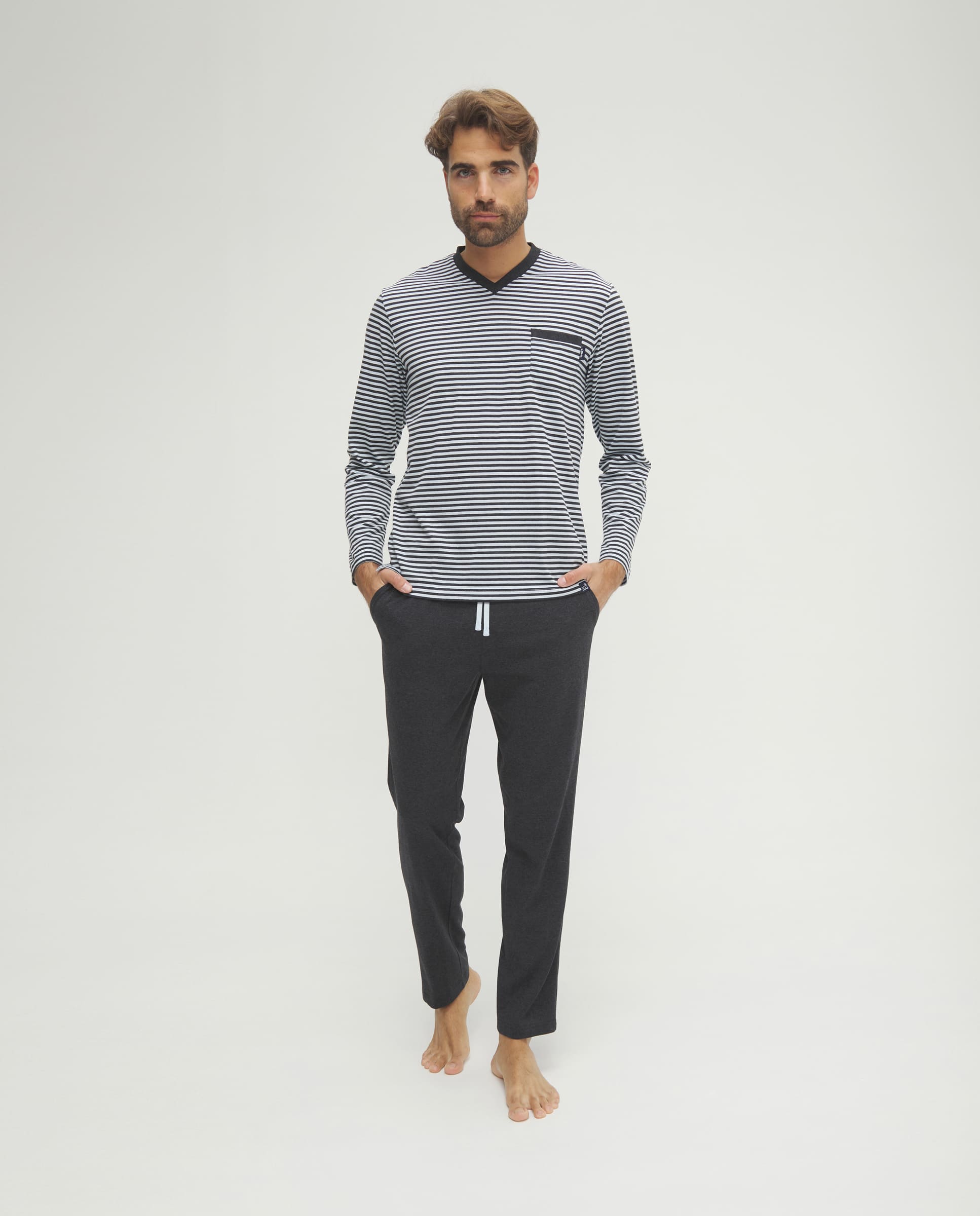 Pijama de hombre de invierno manga larga gris de rayas cuello pico