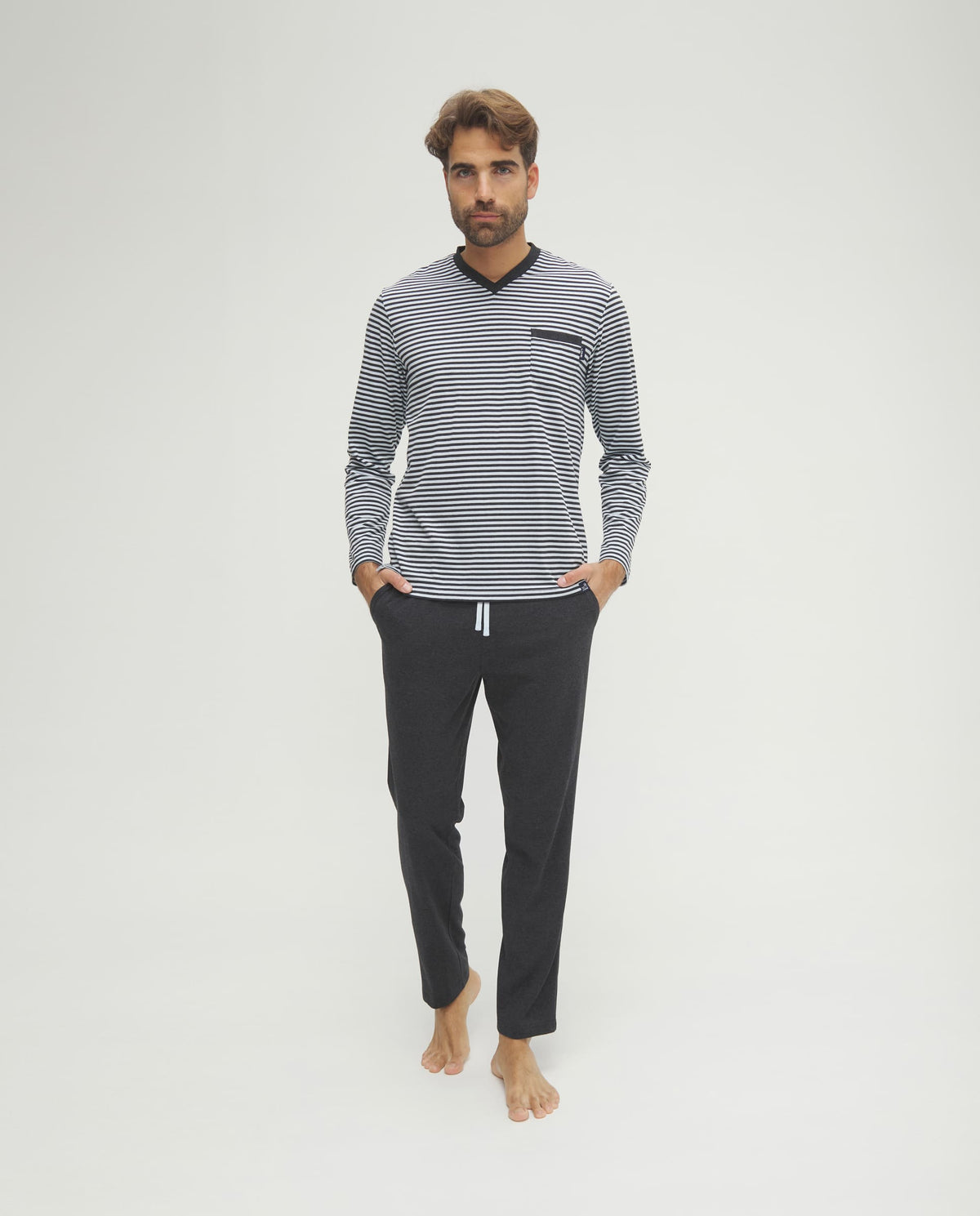 Pijama de hombre de invierno manga larga gris de rayas cuello pico
