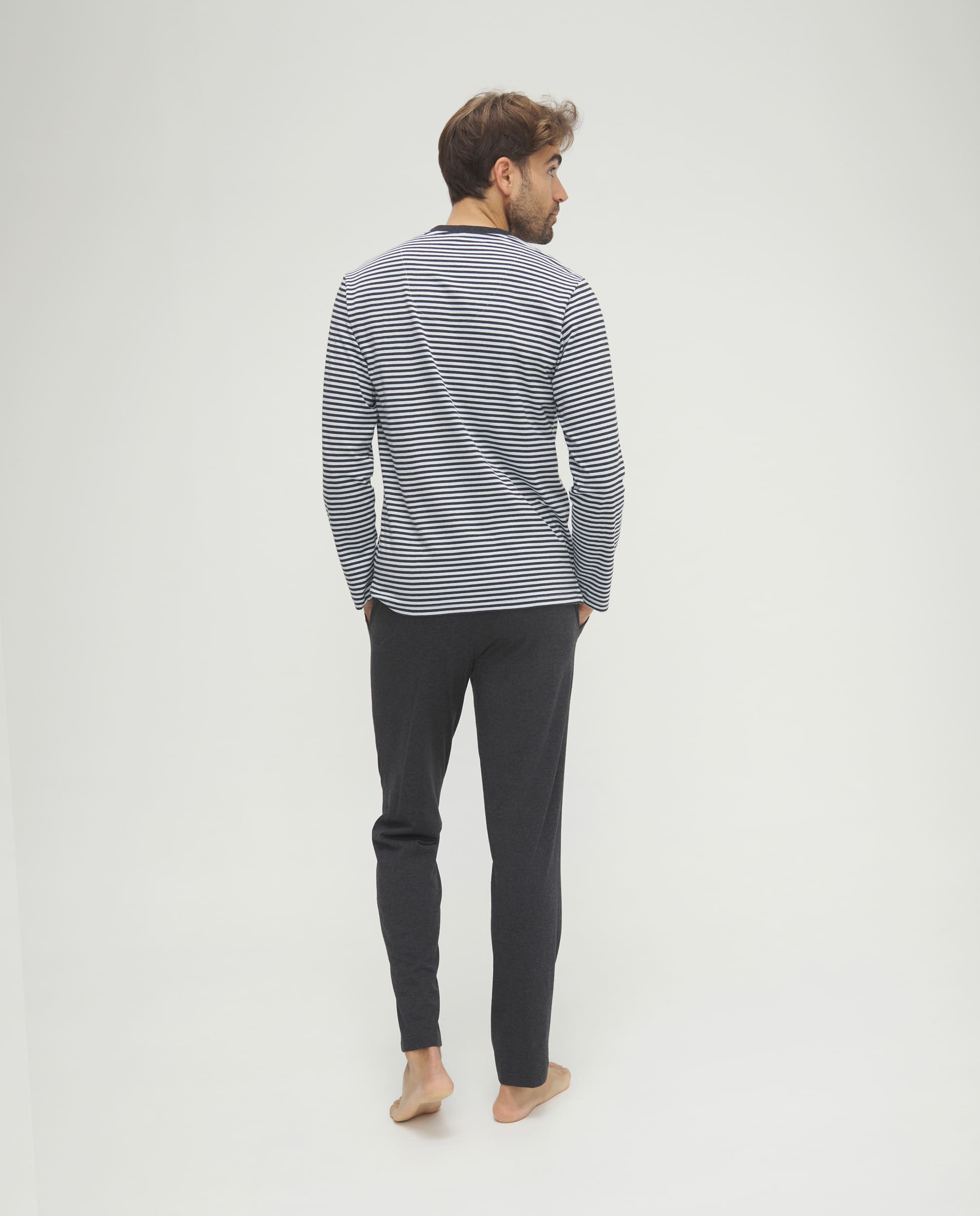 Pijama de hombre de invierno manga larga gris de rayas cuello pico