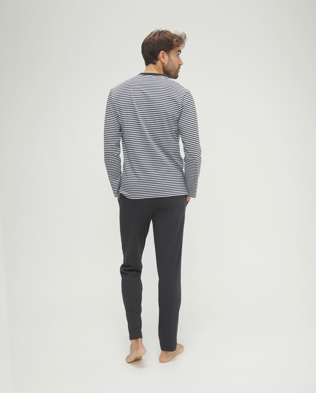 Pijama de hombre de invierno manga larga gris de rayas cuello pico