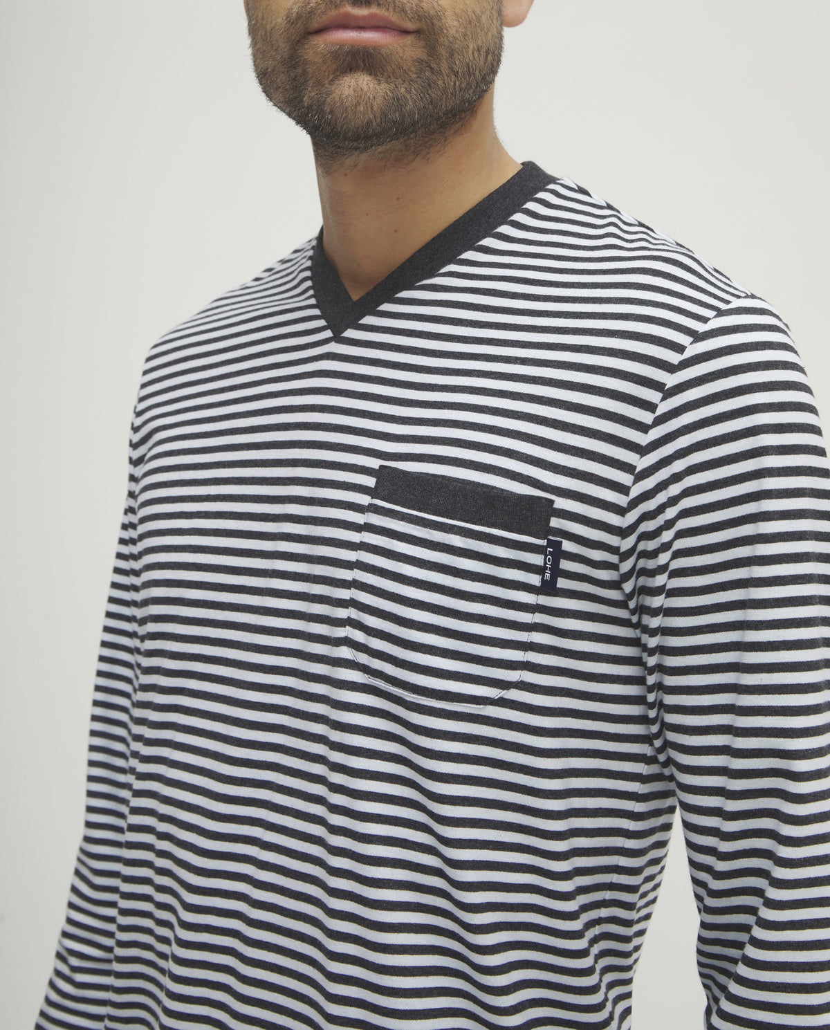 Pijama de hombre de invierno manga larga gris de rayas cuello pico