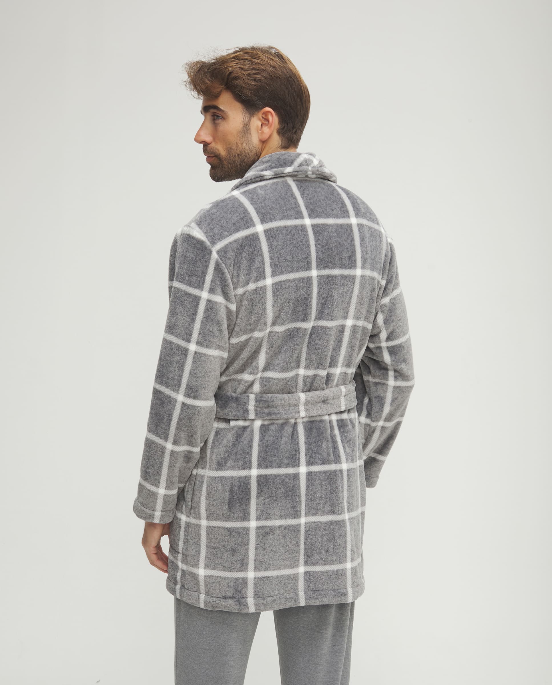 Bata corta de hombre de invierno gris de cuadros con cinturón