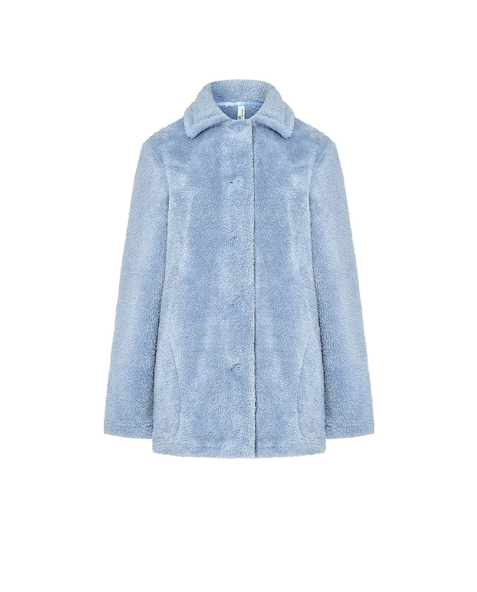 Bata corta de mujer en rizo azul acero estilo peluche de manga larga, con botones y bolsillos, ideal para invierno.
