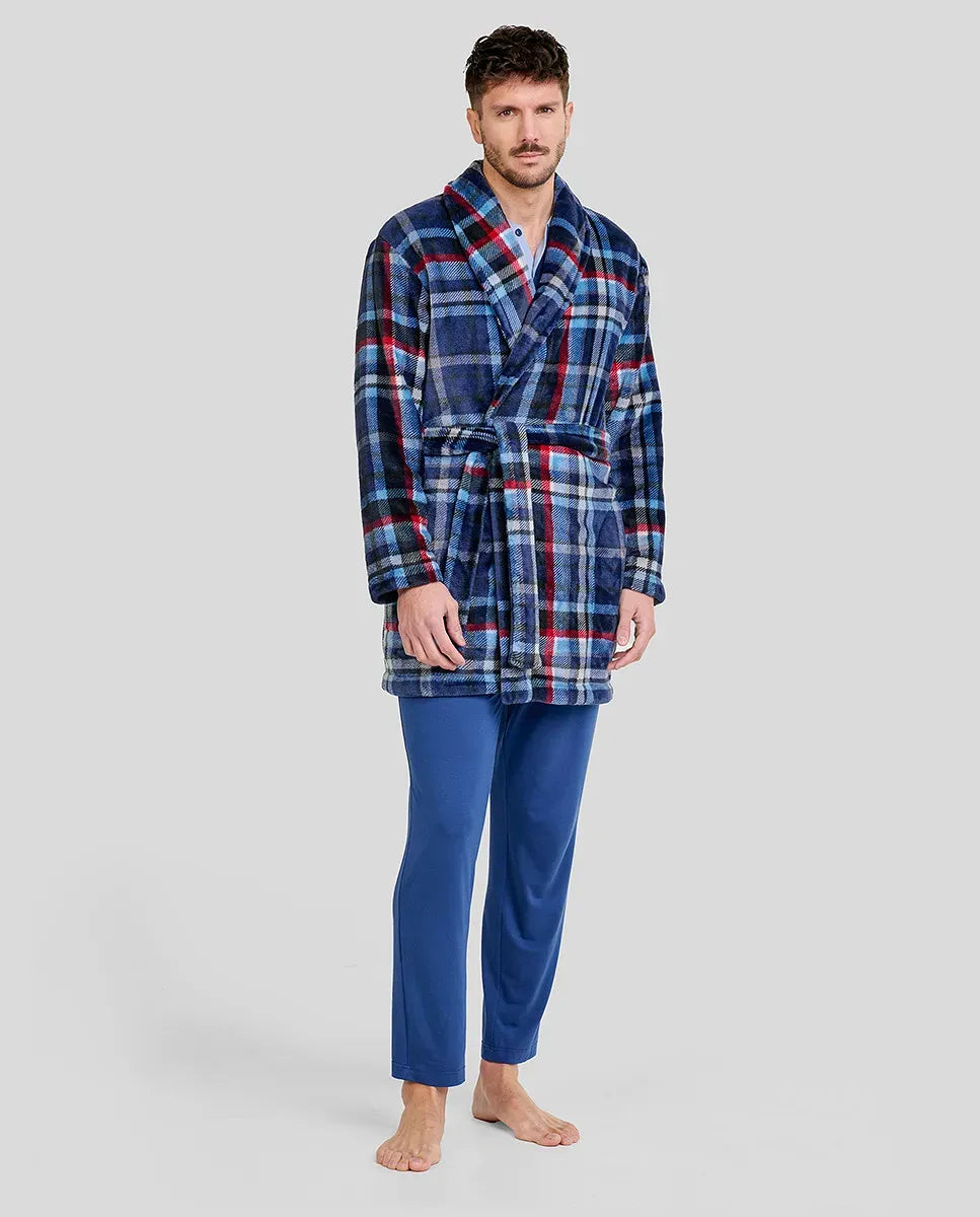 Hombre con bata corta de cuadros azul, rojo y blanco con cinturón y pijama azul