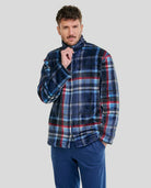 Hombre con bata corta polar a cuadros azul, rojo y blanco