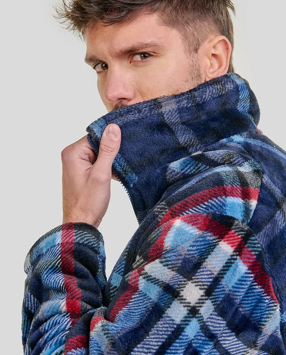 Hombre sujetando el cuello de su agradable bata polar corta de cuadros para invierno