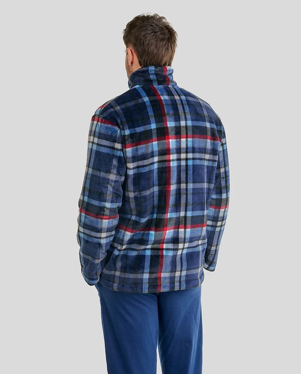 Hombre de espaldas con bata corta polar de cuadros azul, rojo y blanco